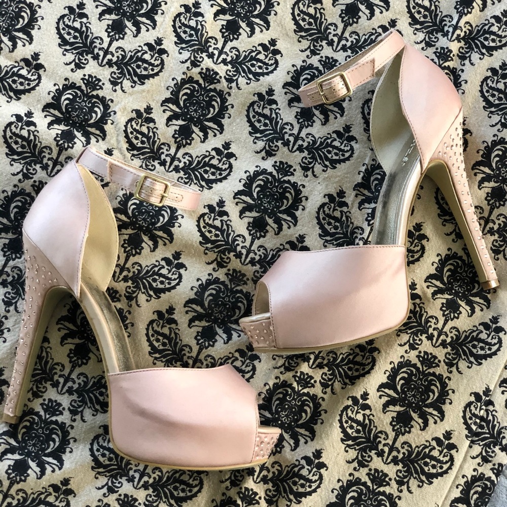 Shoedazzle “ELYSE” platform high heel 9.5 nude